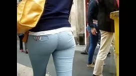 Cô cởi đồ lót của cô ...