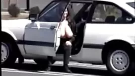 Cô gái tóc vàng trên ...