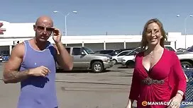 Cô gái tóc vàng đồng ...