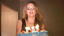 Anh cô gái tóc vàng  ...