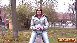Cô gái tóc vàng ngón ...